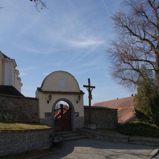 Kříž u vchodu do kostela sv. Lukáše v Křečovicích