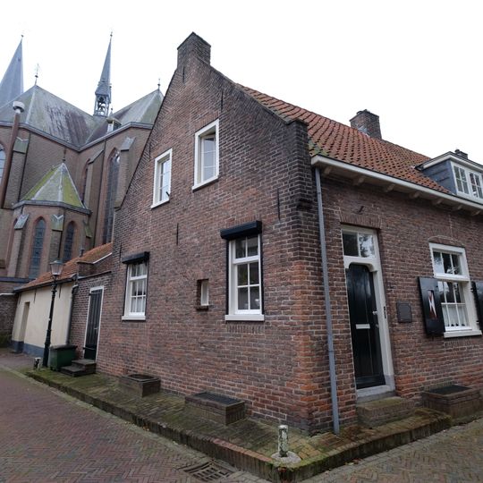 Rechter woonblok, bestaande uit twee woningen die elkaars spiegelbeeld zijn