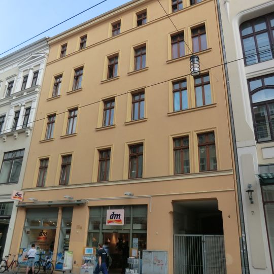 Mietshaus in geschlossener Bebauung, mit Laden Berliner Straße 6