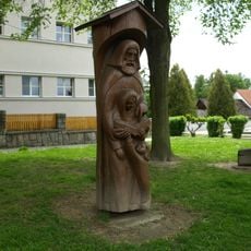 Dřevěná socha před školou v Nových Hradech