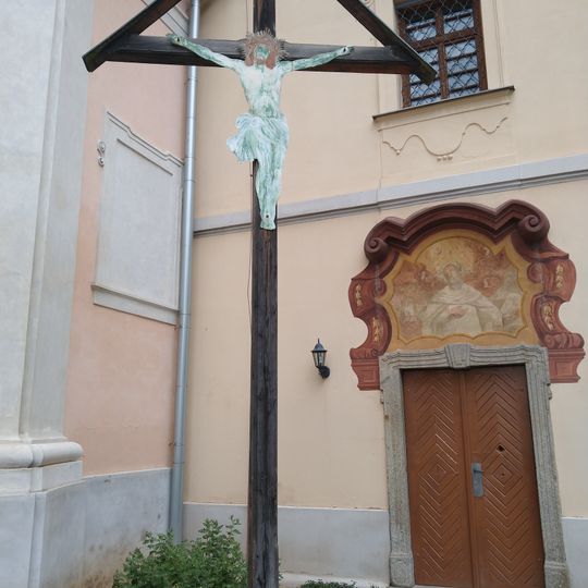 Kříž před kostelem