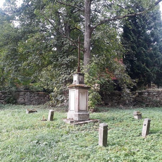 Kříž u kostela ve Vidžíně