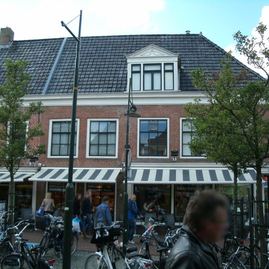 Pand onder hoog dak samen met nr. 33