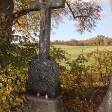 Kříž u silnice 400 u Biskupic-Pulkova