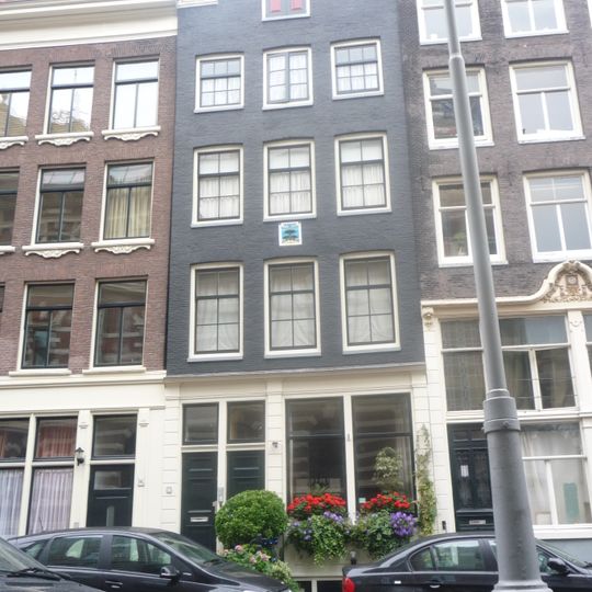 Pand met ingezwenkte halsgevel