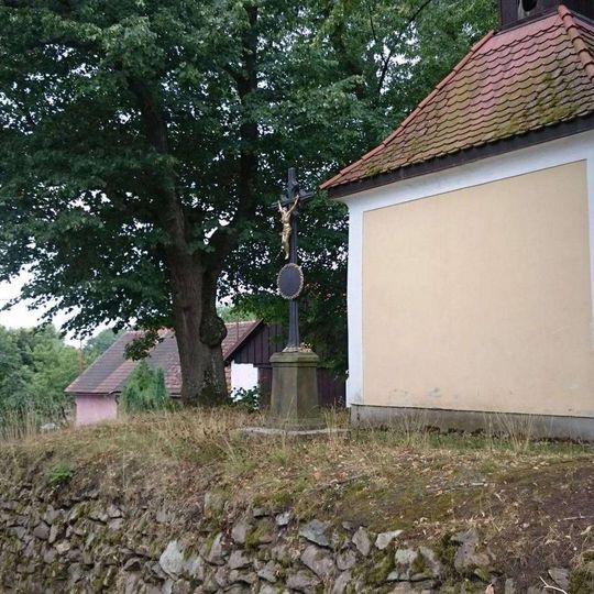 Kříž u kaple v Milovanicích