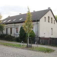 Hofanlage: Wohnhaus mit Einfriedung und Hofpflaster Hauptstraße 126