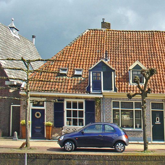 Verdiepingloos pand onder een kap met de nrs. 14-18 en 20