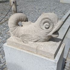 Socha Delfín na náměstí Republiky v Žďáru nad Sázavou