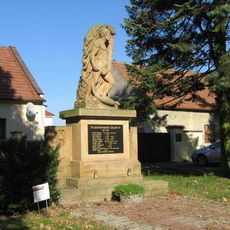 Pomník padlým ve středu obce Dřísy