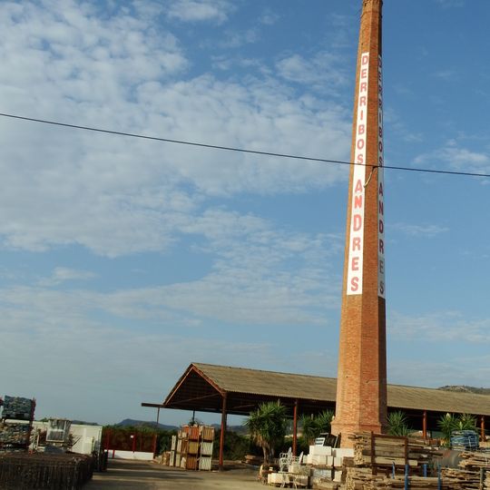 Chimenea del antiguo ladrillar junto a la CV-320