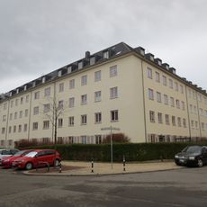 Mehrfamilienhaus (bauliche Einheit mit Walter-Oertel-Straße 50a) mit Vorgarten Erich-Mühsam-Straße 1