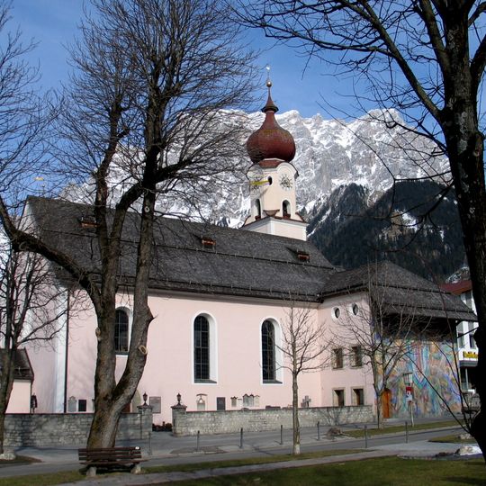 Kath. Pfarrkirche Unsere Liebe Frau Mariae Heimsuchung und Friedhof mit Aufbahrungshalle
