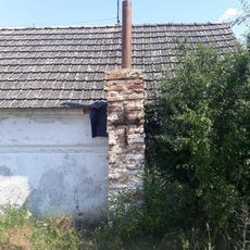 Kříž v Černíkovicích na komíně