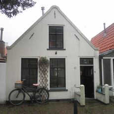 Pandje onder zadeldak tegen gepleisterde puntgevel