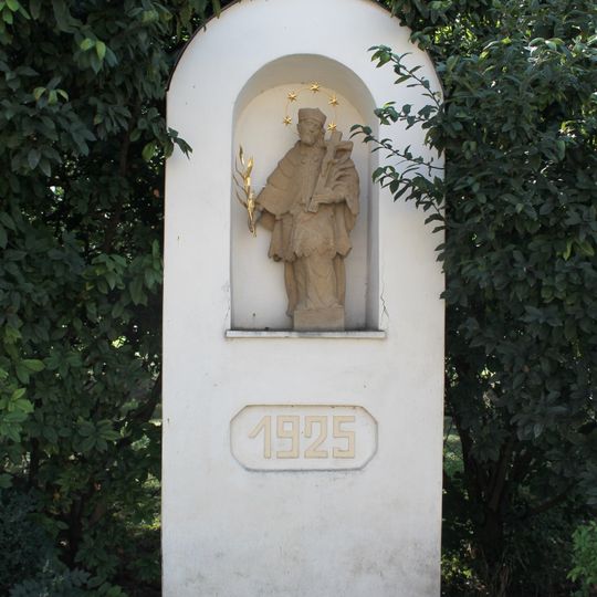 Výklenková kaplička - poklona se sochou svatého Jana Nepomuckého