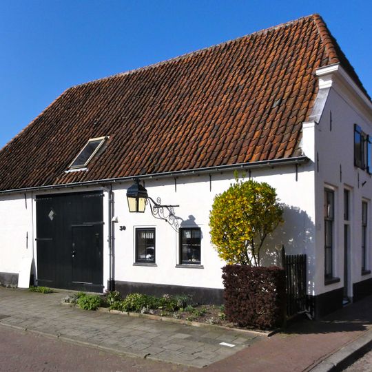 Eenvoudig pandje met wolfdak en gepleisterde gevel