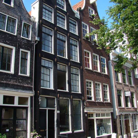 Pand met ingezwenkte halsgevel met volutenafdekking