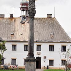 Sloup se sochou Panny Marie