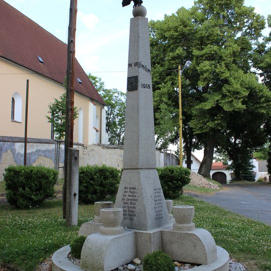 Pomník padlým v 1. sv. válce u farního úřadu v Keblově