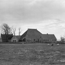 Boerderij met dwarsbouw tegen het voorhuis en grote schuur tegen de stal