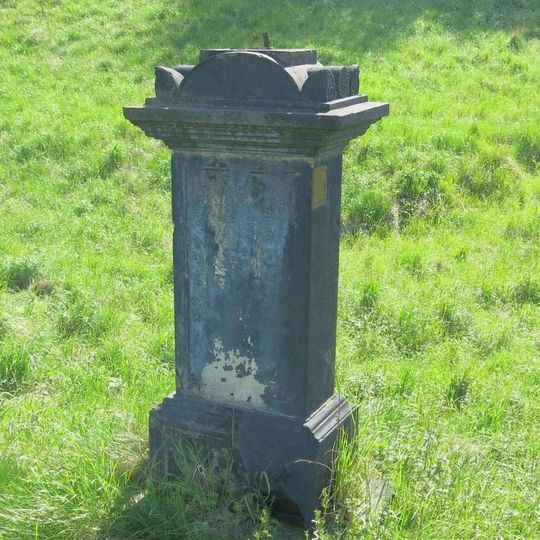 Kříž s ulomeným kovovým křížkem v Malém Březně u silnice na Děčín