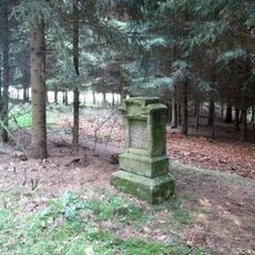 Kříž jižně od Holyně u okraje lesa