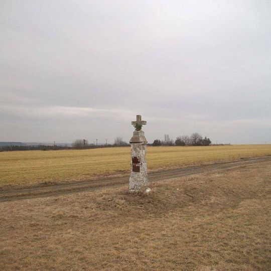 Kříž u Koryt na rozcestí v poli