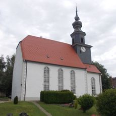 Einzeldenkmale der Sachgesamtheit: Kirche mit Ausstattung, Einfriedungsmauer und Portal des Kirchhofes, Kriegerdenkmal für die Gefallenen des 1. und 2. Weltkrieges, Grabfeld mit Einzelgräbern für Soldaten, gefallen im 2. Weltkrieg und eine DRK-Sch