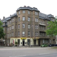 Mietshaus in geschlossener Bebauung in Ecklage, mit Vorgarten und Einfriedung zur Rosenbergstraße Reichenhainer Straße 52
