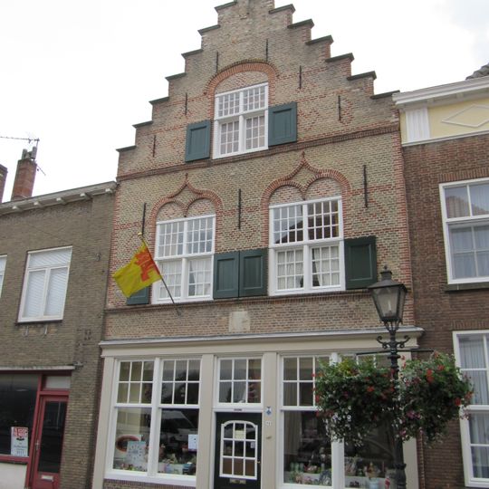 Pand met fraaie trapgevel in twee kleuren baksteen