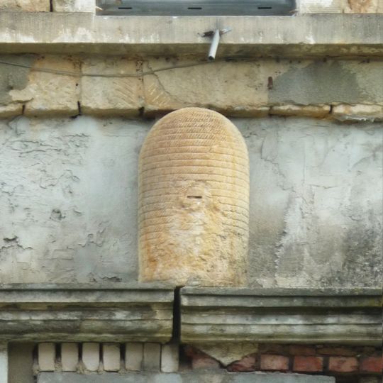 Hauszeichen in der Fassade eines Wohnhauses Basteistraße 23
