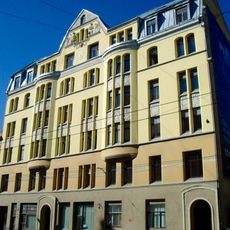 Īres nams ar veikaliem