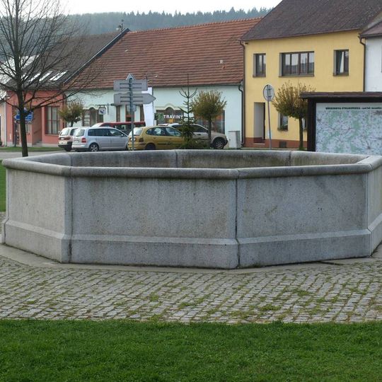 Kašna na náměstí v Nové Říši