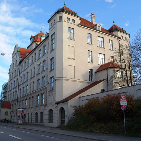 Volksschule mit Uhrturm