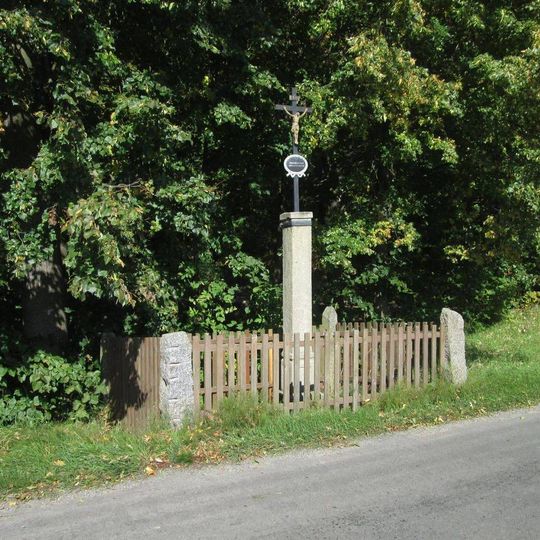 Kříž východně od Zvěstonína