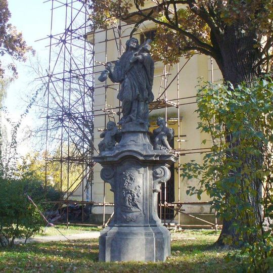 Socha svatého Jana Nepomuckého vpravo u kostela ve Štětí