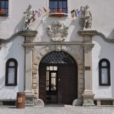 Sochy na portálu zámku v Třešti