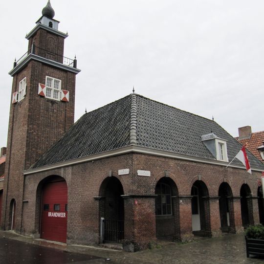 Hoekpand waarin een open galerij van vijf  arcaden