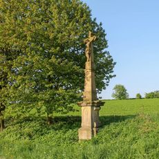 Kříž u Hlivic vedle hlavní silnice