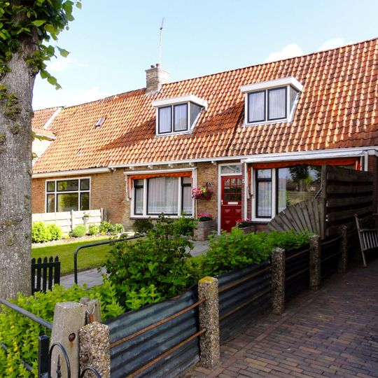 Pand onder laag zadeldak met dakkapel