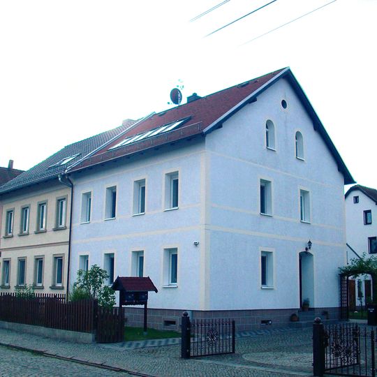 Doppelwohnhaus in offener Bebauung in Ecklage August-Bebel-Straße 12