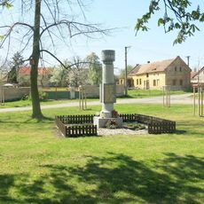 Pomník padlým na návsi v Mělnickém Vtelnu