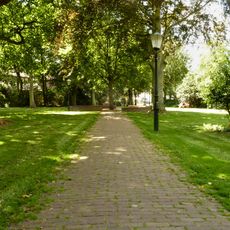 Terrein waarin: a overblijfselen van een ronde burcht met omringende gracht, waarbinnen een nederzetting. b overblijfselen van nederzettingen