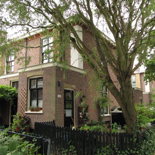 Blok van vier rug-aan-rug gebouwde woningen op vierkante plattegrond, bestaande uit begane grond en verdieping onder een plat dak