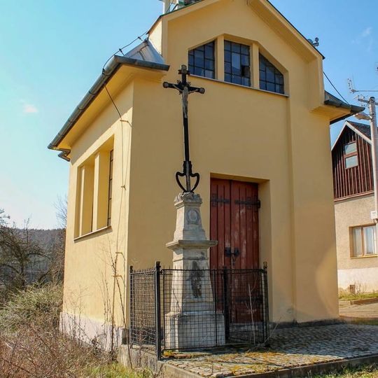 Kříž v Savíně u kaple
