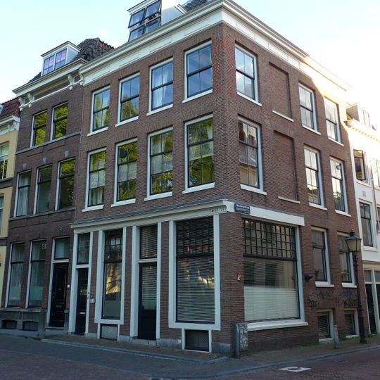Huis met rechte kroonlijst