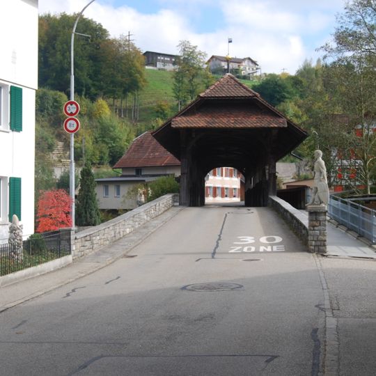 Gedeckte Holzbrücke