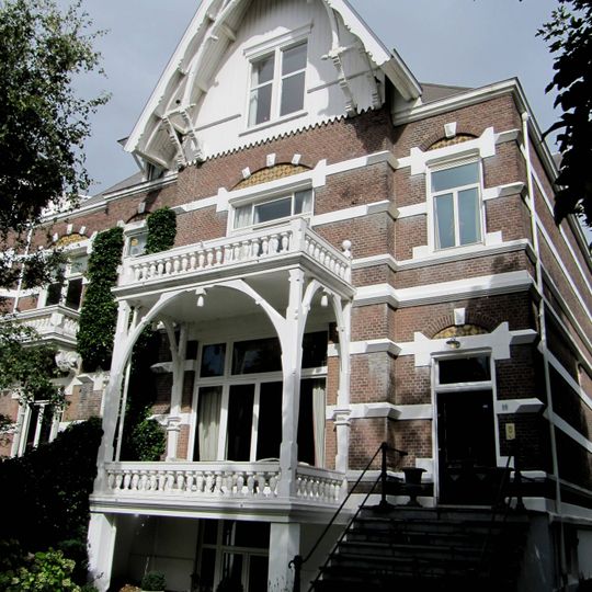 Helft van een vrijstaande dubbele villa in neo-renaissance stijl
