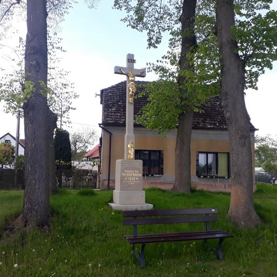 Kříž v Horním Bukovsku u kostela